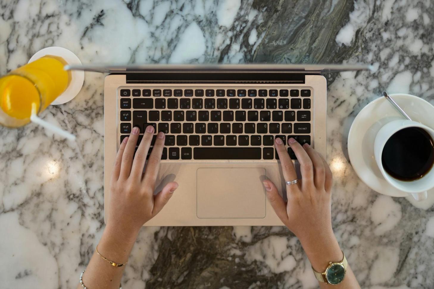 Seminarraum mit modernen Lernmaterialien für Finanzplanung